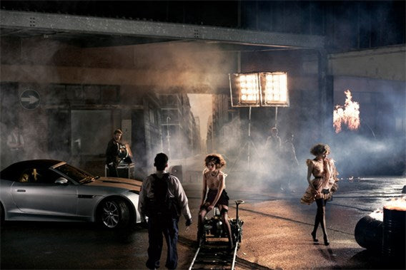 Foto uit het boek: nachtelijke filmset met auto, lampen en modellen, Marc Lagrange