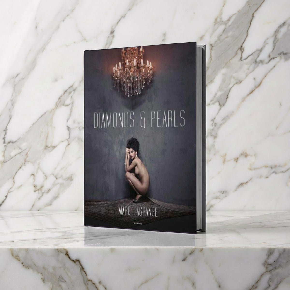 Fotoboek Diamonds & Pearls van Marc Lagrange rechtop op een marmeren plank