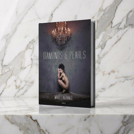 Fotoboek Diamonds & Pearls van Marc Lagrange rechtop op een marmeren plank