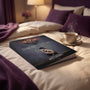 Sfeerbeeld: fotoboek Diamonds & Pearls op een opgemaakt bed naast een kop thee