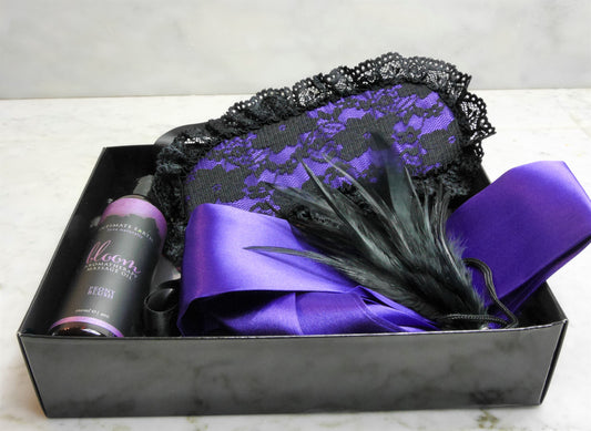 Massage kadoset met kanten oogmasker, satijnen lint, veertje en Bloom massageolie in paarse doos