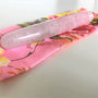 Zijaanzicht roze kristallen massage wand met natuurlijke steen textuur en gladde afwerking