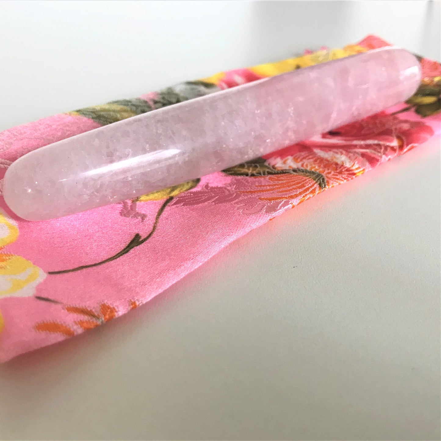 Zijaanzicht roze kristallen massage wand met natuurlijke steen textuur en gladde afwerking
