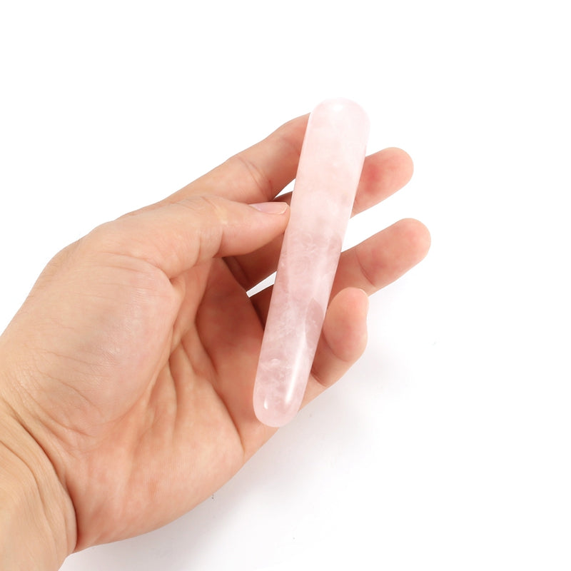 Rozenkwarts yoni wand Small in een hand, zo ziet u het formaat van 10,5 cm