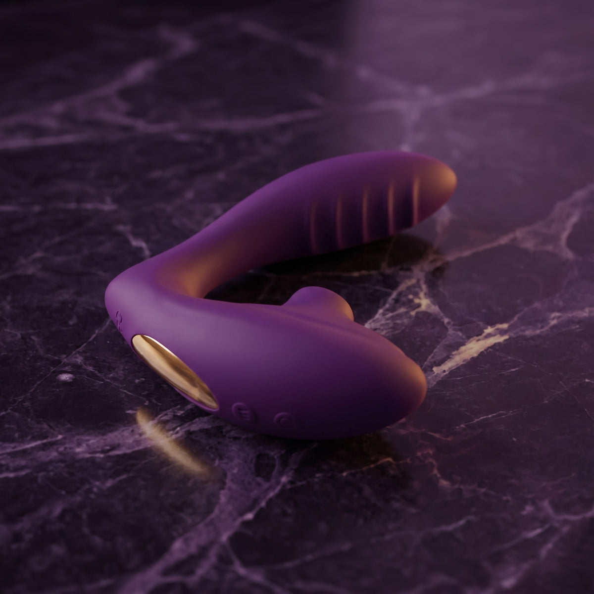 Sfeerbeeld van de paarse Meissa rabbit vibrator liggend op donkerpaars marmer