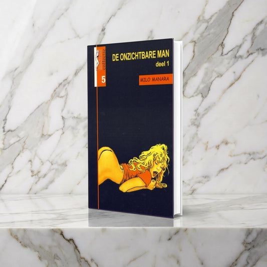 Stripboek De onzichtbare man deel 1 van Milo Manara rechtop op een marmeren plank
