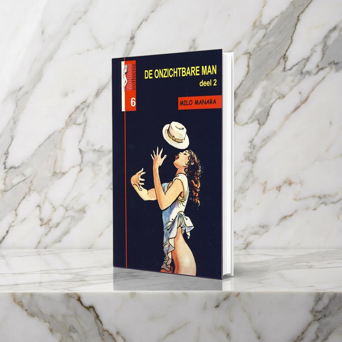 Stripboek De onzichtbare man deel 2 van Milo Manara rechtop op een marmeren plank