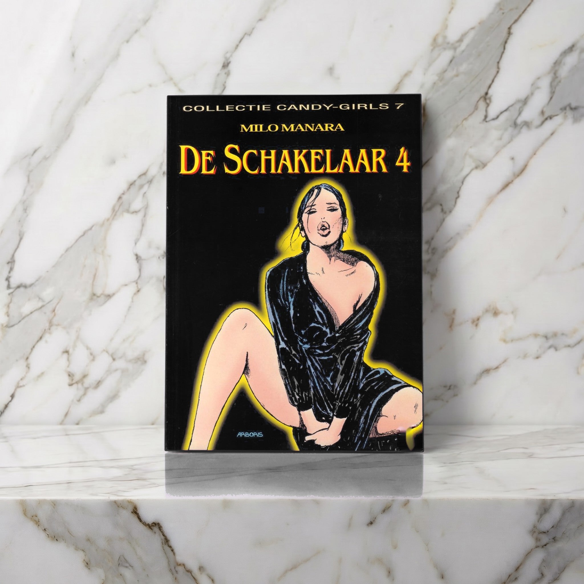 Stripalbum De Schakelaar 4 rechtop op een marmeren plank, van Milo Manara