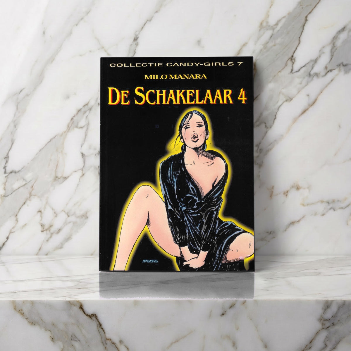 Stripalbum De Schakelaar 4 rechtop op een marmeren plank, van Milo Manara