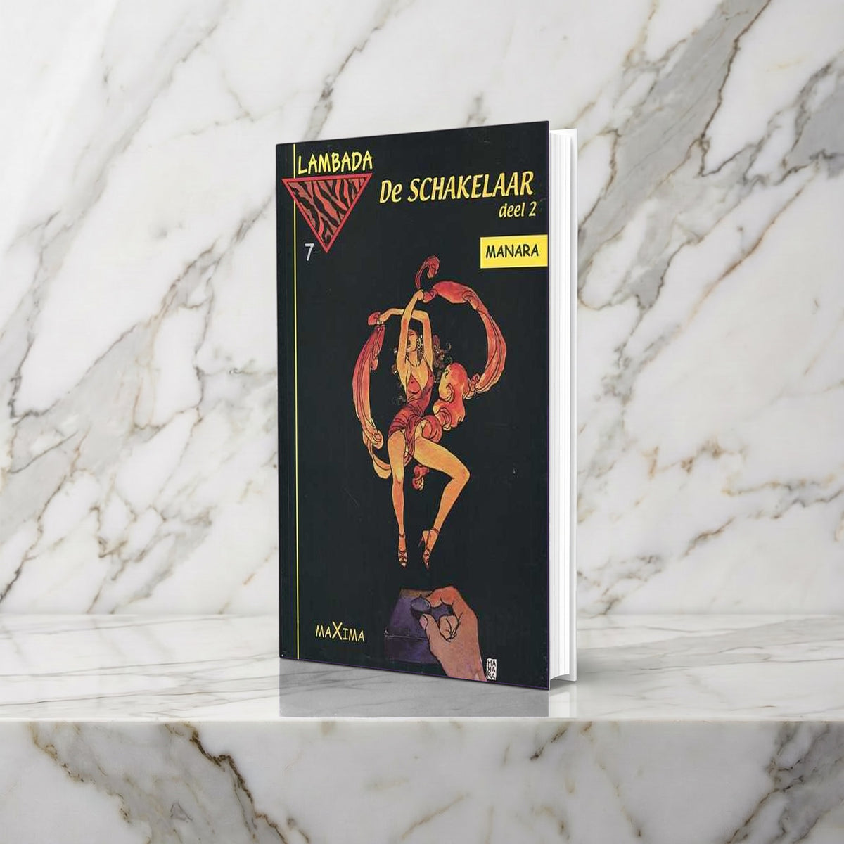Stripboek De Schakelaar deel 2 van Milo Manara rechtop op een marmeren plank
