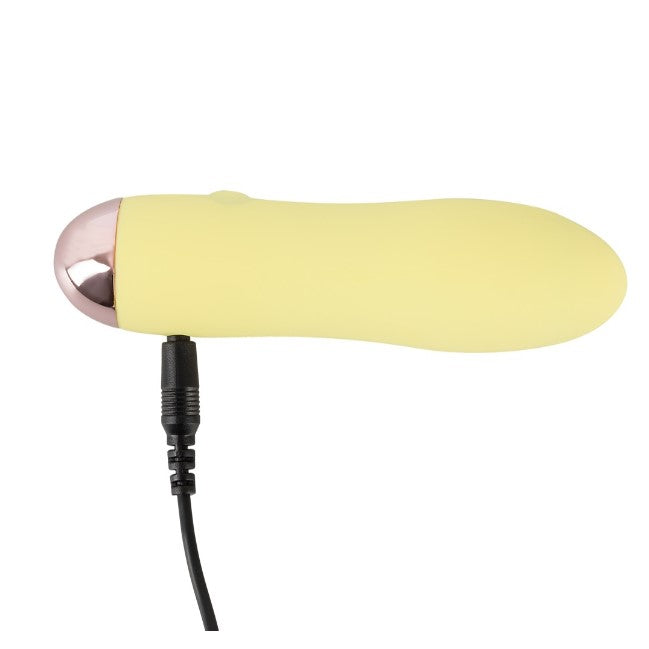 Lichtgele Cuties mini vibrator met de oplaadkabel in de onderkant