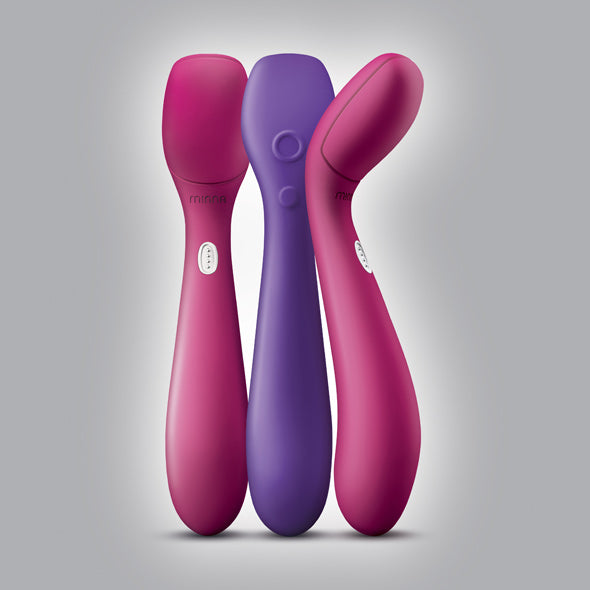 Minna Ola vibrator in drie kleuren magenta, paars en roze siliconen naast elkaar, ergonomisch gebogen