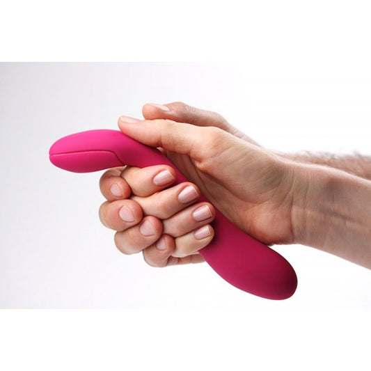 Minna Ola vibrator in magenta roze siliconen in hand, toont buigzaamheid en compact formaat