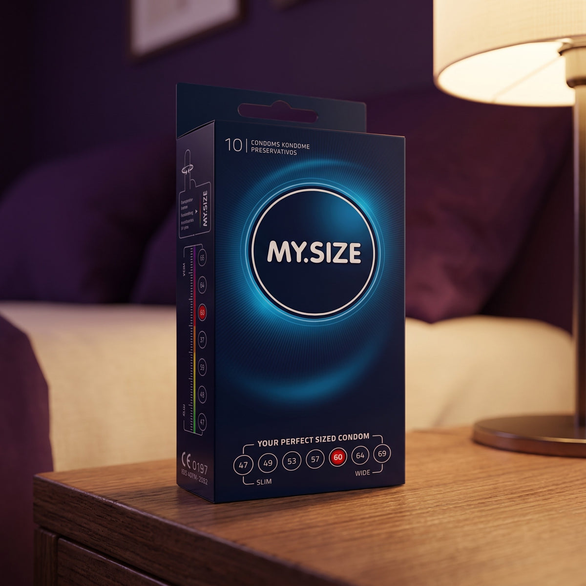 Sfeerbeeld: doos MY.SIZE maat 60 op een houten nachtkastje bij een lampje