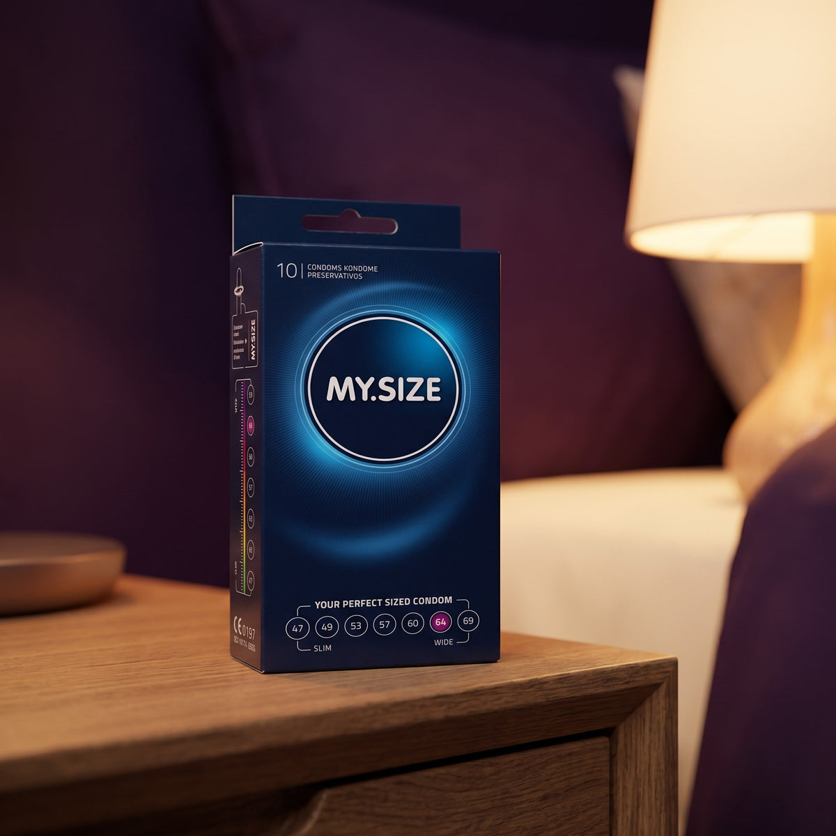 Sfeerbeeld: doos MY.SIZE maat 64 op een houten nachtkastje bij een lampje