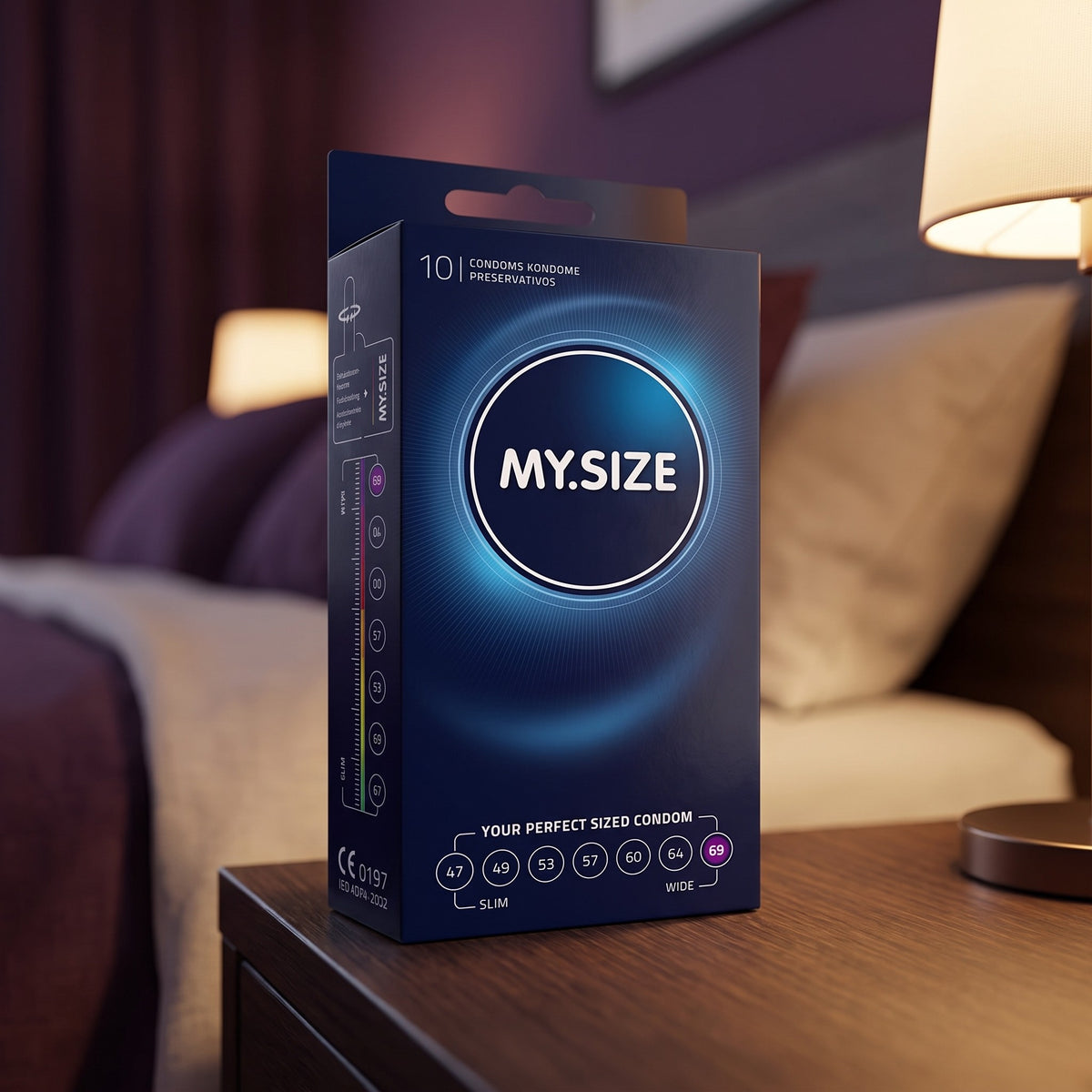 Sfeerbeeld: doos MY.SIZE maat 69 op een houten nachtkastje bij een lampje
