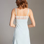 Lichtblauwe nightdress met sierlijk wit kant, verstelbare bandjes, achterzijde getoond door model