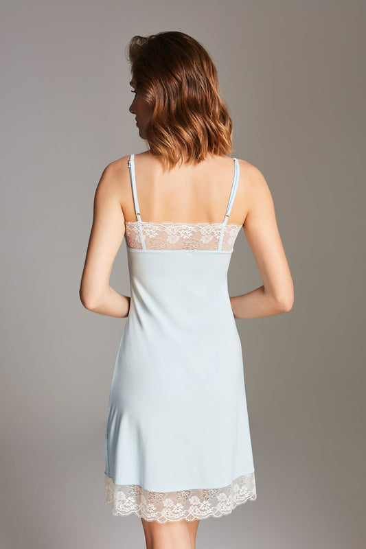 Lichtblauwe nightdress met sierlijk wit kant, verstelbare bandjes, achterzijde getoond door model