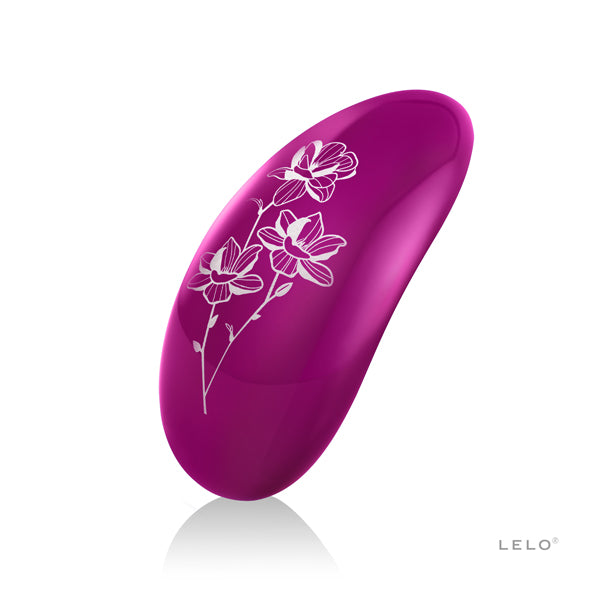 Lelo Nea vibrator in donkerroze magenta met wit bloemmotief, glad glanzend siliconen oppervlak