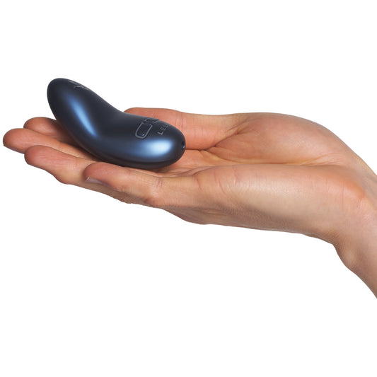 Lelo Nea 3 clitorisvibrator in de hand, toont compacte formaat en ergonomische gebogen siliconen vorm