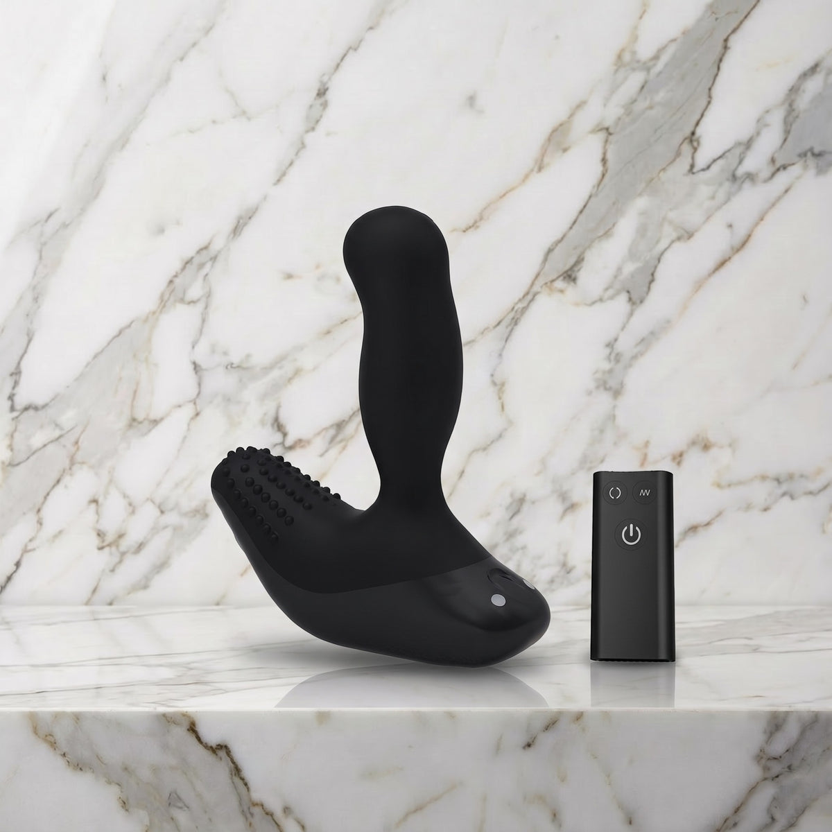 Zwarte prostaatmassager met draaiende kop en afstandsbediening op een marmeren plank, Nexus