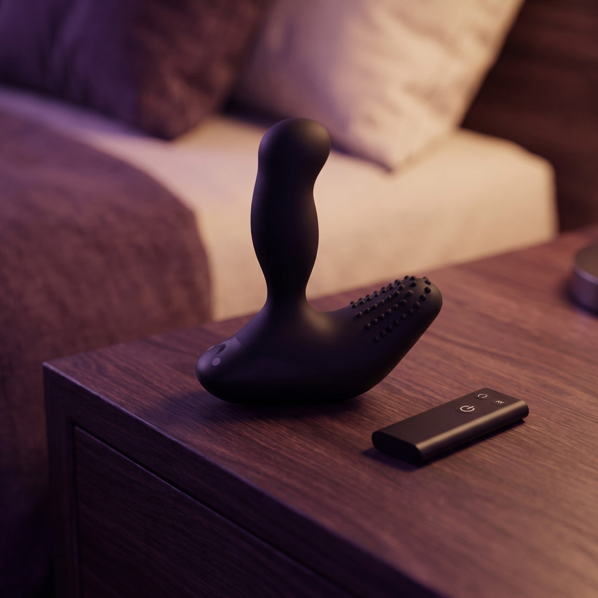 Sfeerbeeld: zwarte Revo Stealth met afstandsbediening op een donker houten nachtkastje, Nexus