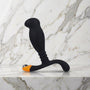 Nexus SI Ultra Glide, zwarte prostaatmassager met oranje punt, op een marmeren plank