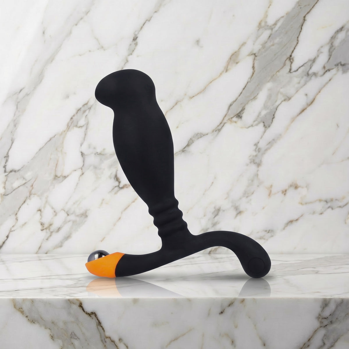 Nexus SI Ultra Glide, zwarte prostaatmassager met oranje punt, op een marmeren plank