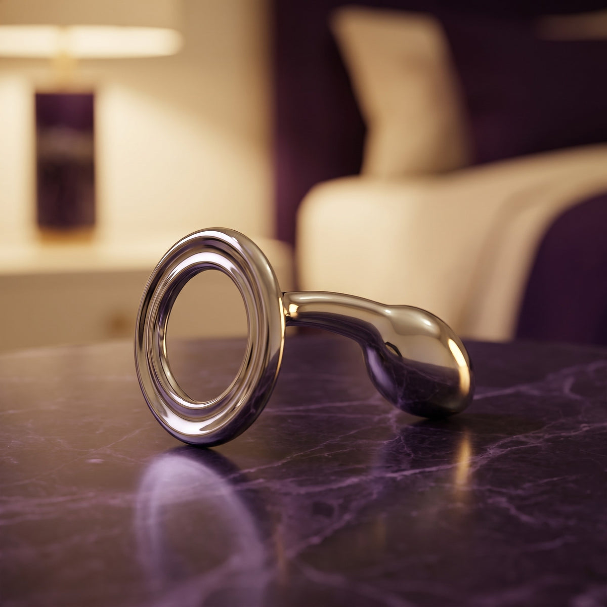 Sfeerbeeld: spiegelende stalen Pure Plug op donkerpaars marmer in een slaapkamer bij lamplicht