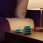 Sfeerbeeld: Ohnut Wider ringen op een houten nachtkastje naast een brandende lamp