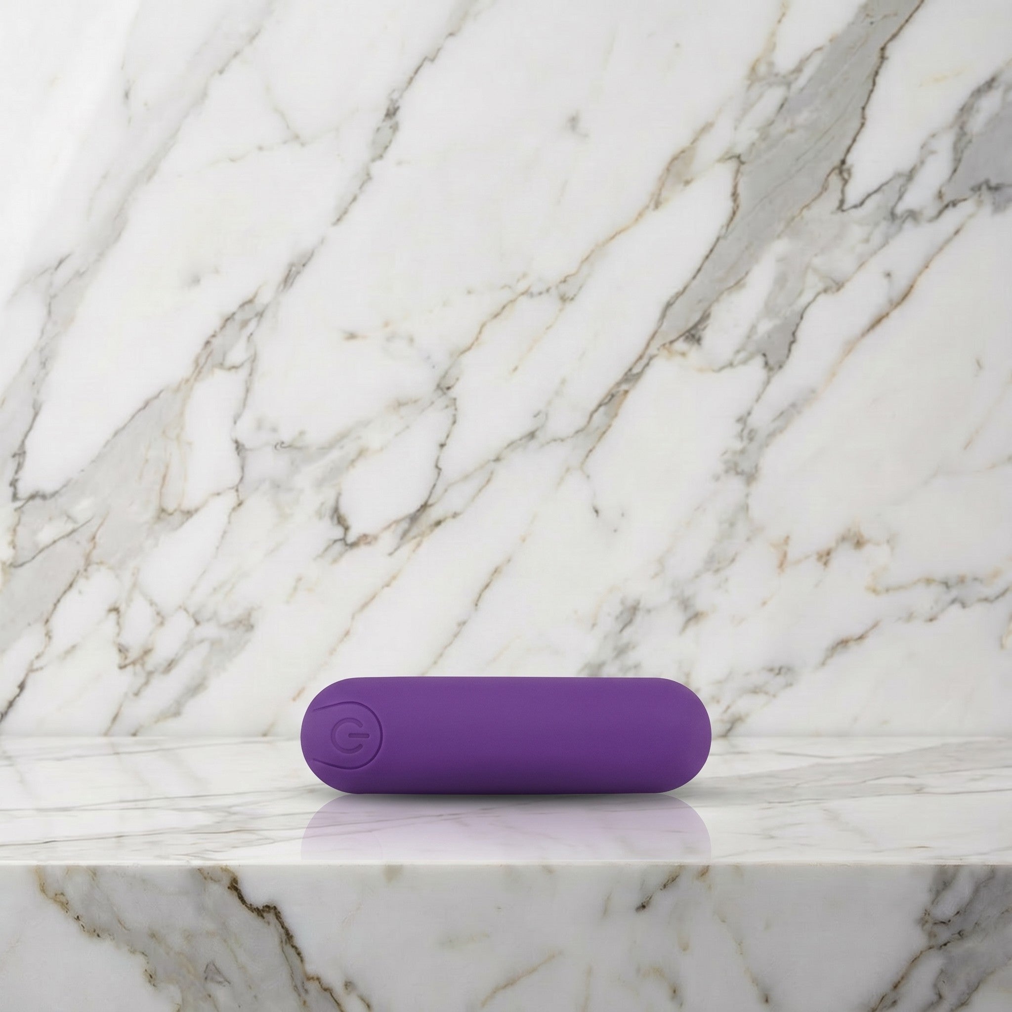 Paarse oplaadbare bullet vibrator liggend op een marmeren plank