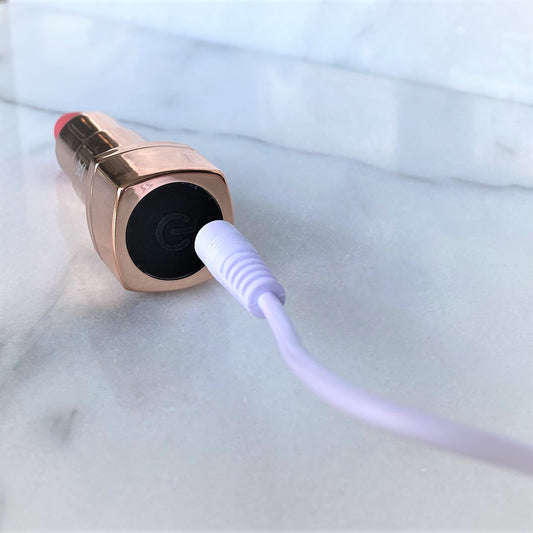 Sfeervolle presentatie van elegante lippenstift vibrator op moderne ondergrond