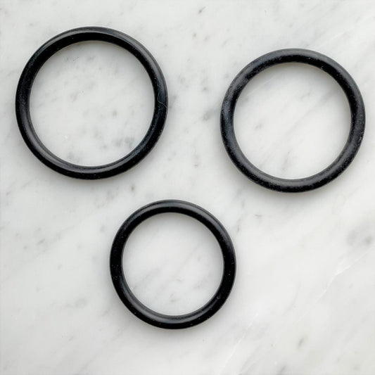 Drie zwarte siliconen cockringen in aflopende maten bovenaanzicht