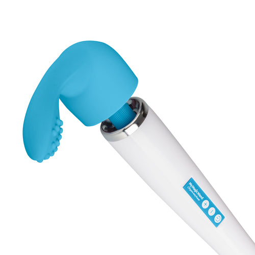 Aqua blauw opzetstuk op de kop van een witte wand massager, met de arm naar voren