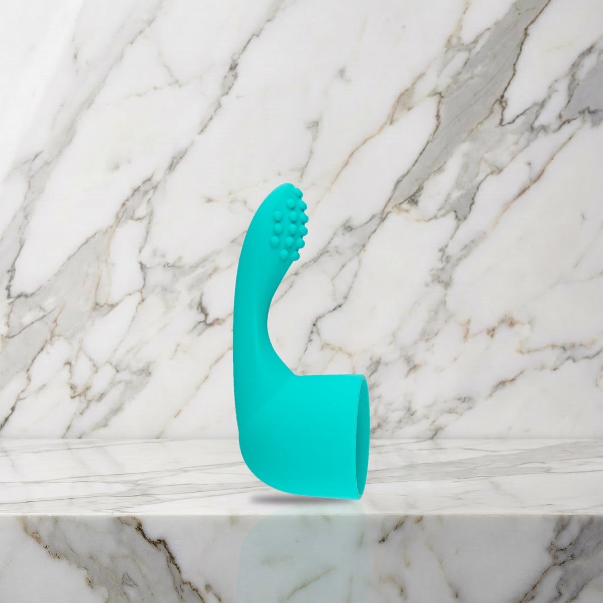 Aqua groen opzetstuk met gebogen arm en nopjes op een marmeren plank