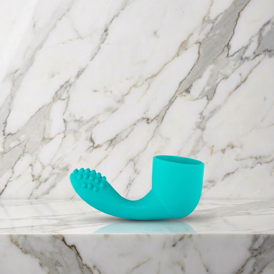 Aqua groen siliconen opzetstuk met gebogen arm en nopjes liggend op een marmeren plank