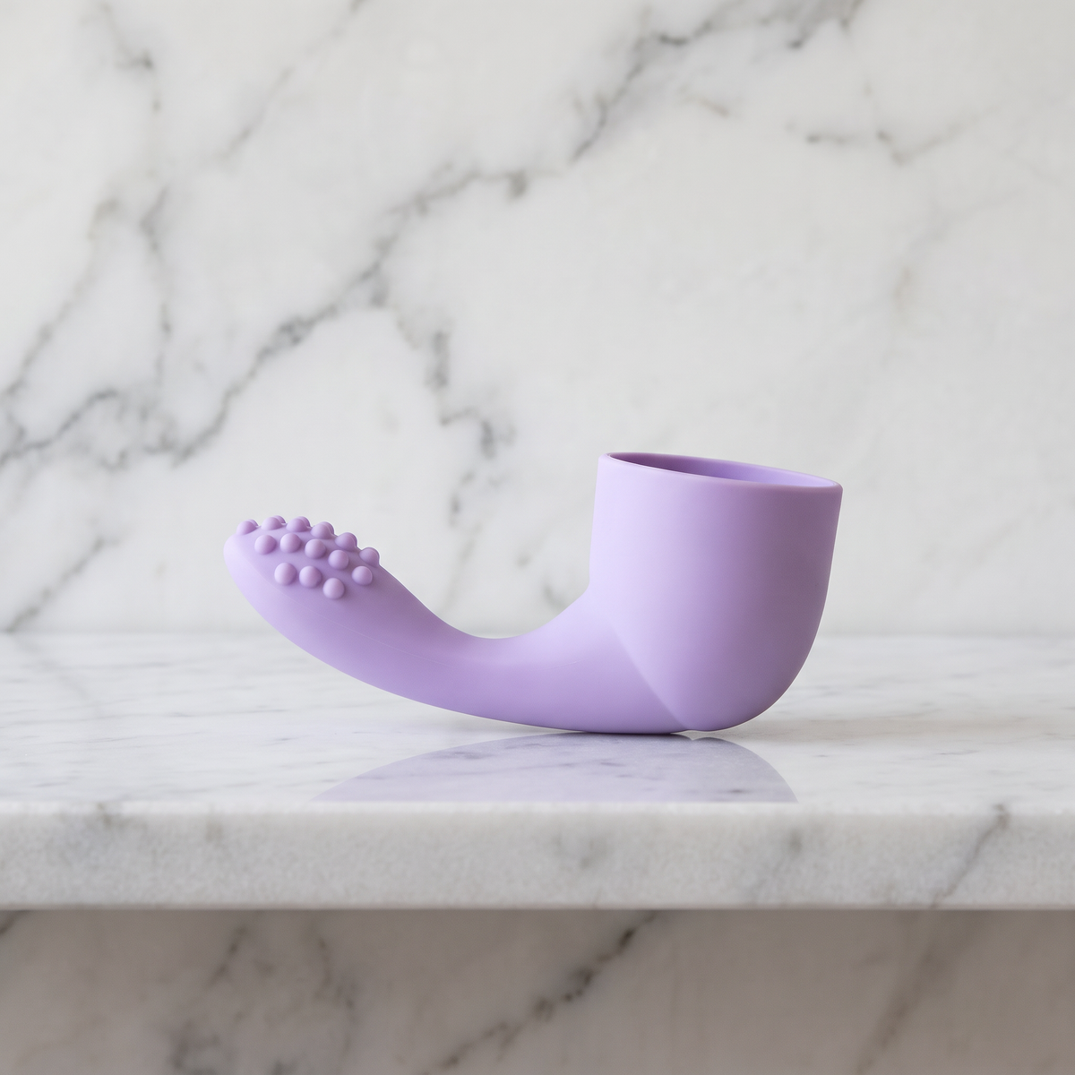 Lila siliconen opzetstuk met gebogen arm en nopjes liggend op een marmeren plank