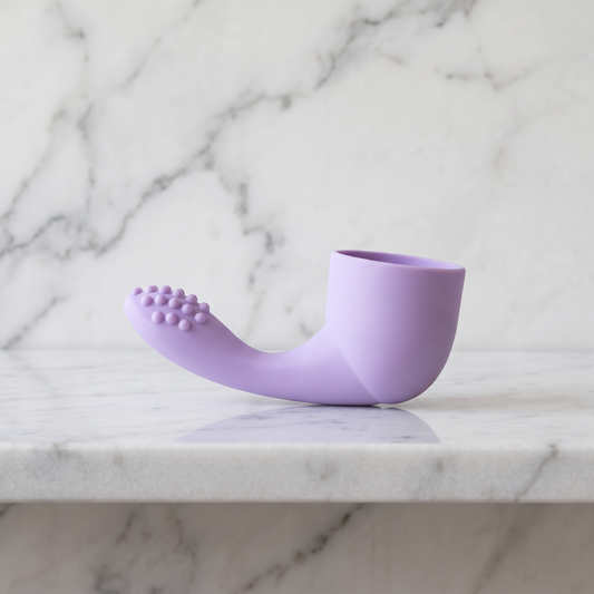 Lila siliconen opzetstuk met gebogen arm en nopjes liggend op een marmeren plank