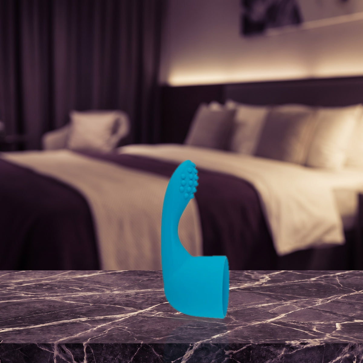 Sfeerbeeld: aqua blauw wand-opzetstuk op een donker marmeren nachtkastje in een slaapkamer