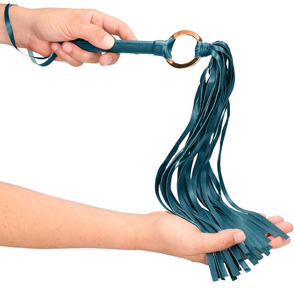Groene flogger in de hand, de strengen vallen over een open handpalm en tonen de lengte
