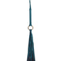 Groene flogger recht hangend over de volledige lengte, met lus, handvat, goudkleurige ring en strengen