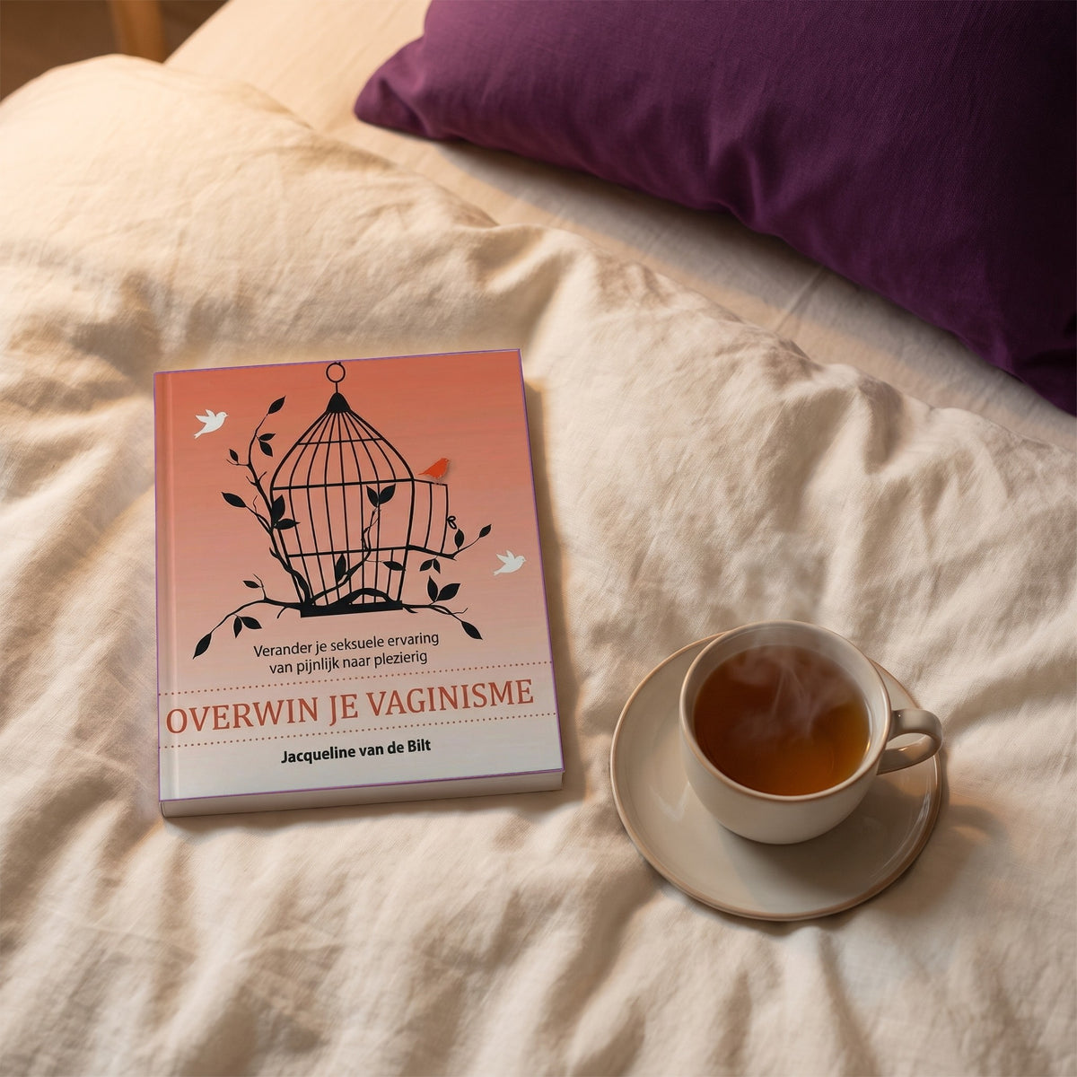 Sfeerbeeld: boek Overwin je vaginisme op een opgemaakt bed naast een kop thee