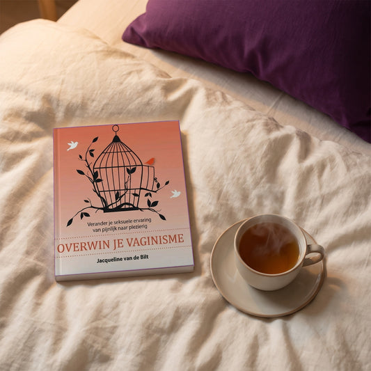 Sfeerbeeld: boek Overwin je vaginisme op een opgemaakt bed naast een kop thee