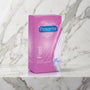 Roze doosje Pasante Feel ultradunne condooms rechtop op een marmeren plank