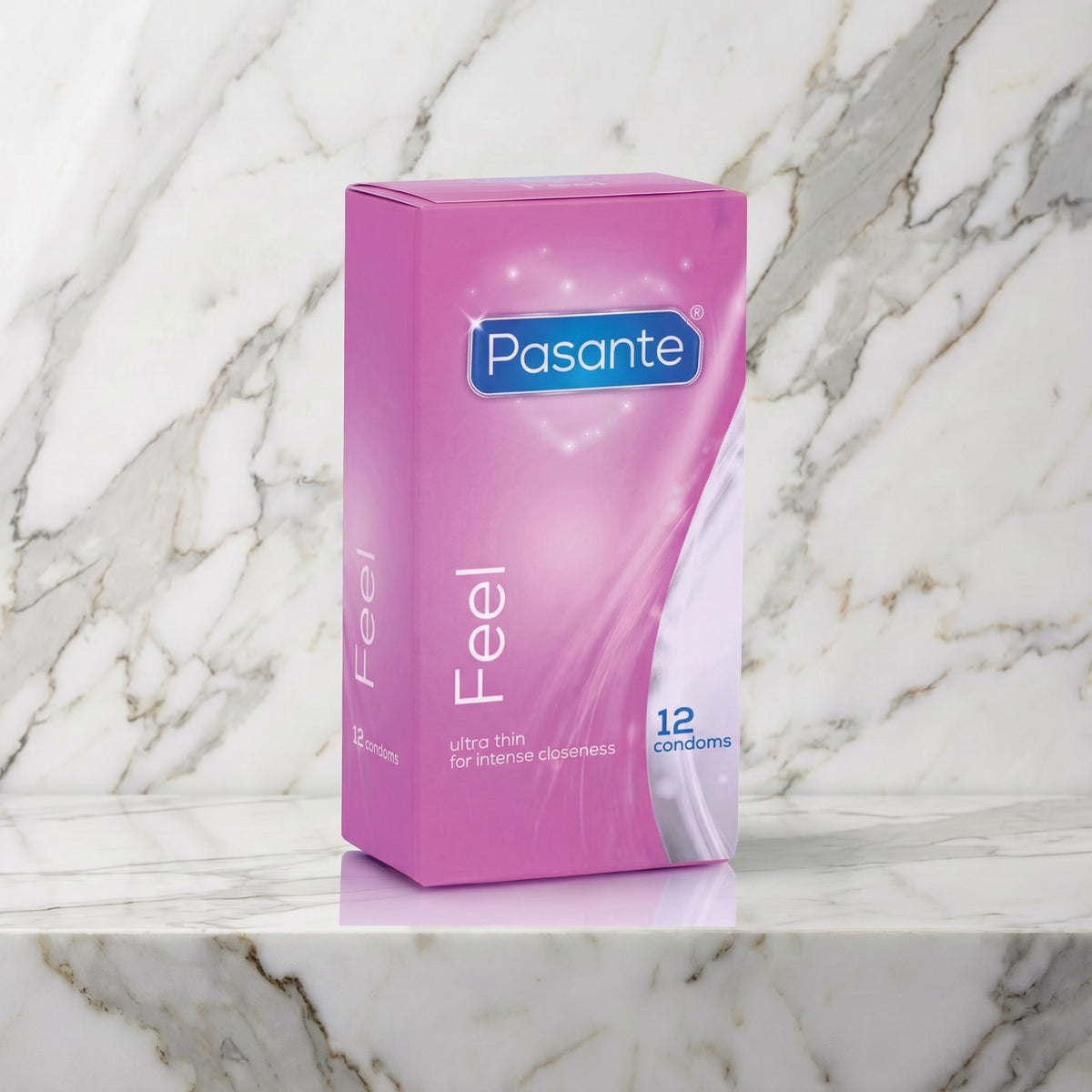 Roze doosje Pasante Feel ultradunne condooms rechtop op een marmeren plank