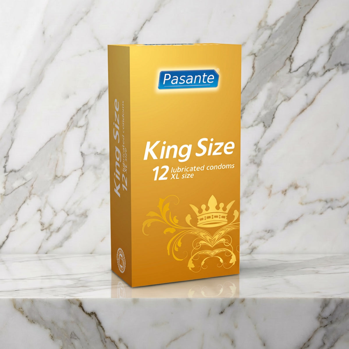 Goudgeel doosje met twaalf XL condooms en een kroon op een marmeren plank, Pasante King Size
