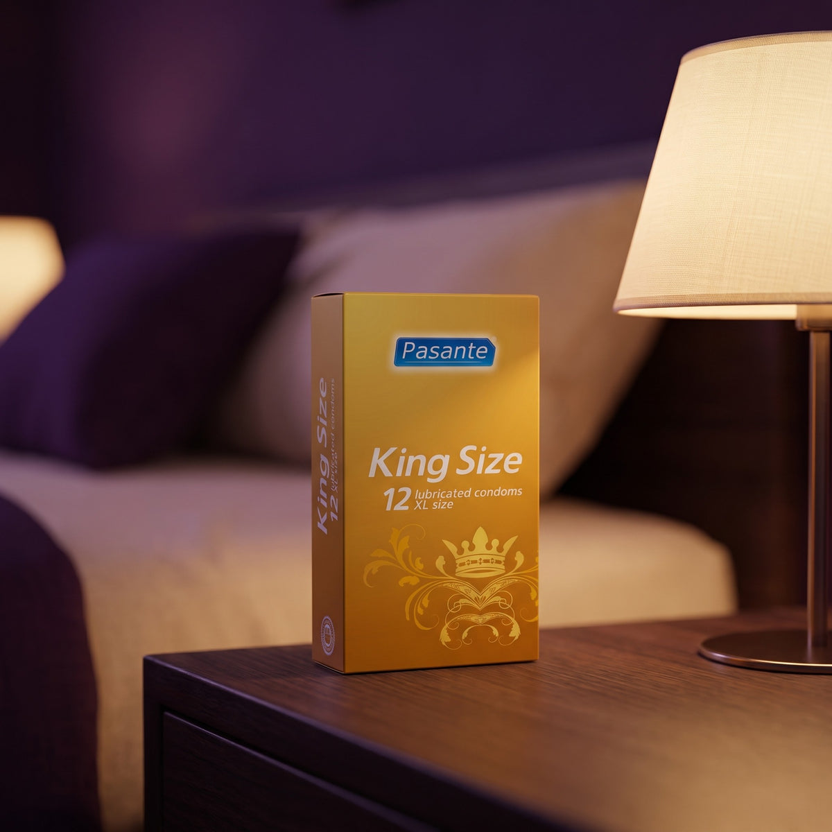 Sfeerbeeld: doosje Pasante King Size condooms op een nachtkastje bij een brandende lamp