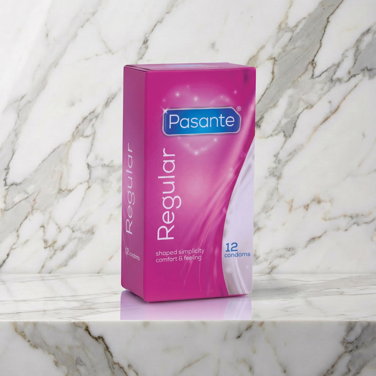Roze doos Pasante Regular condooms met 12 stuks op een marmeren plank
