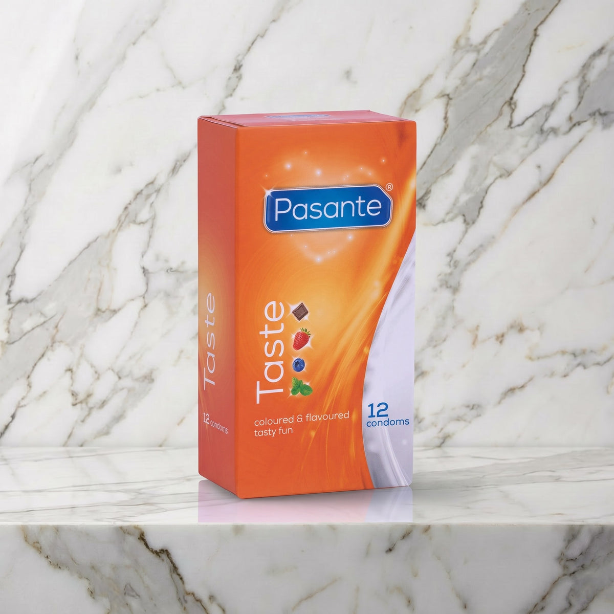 Oranje doosje met 12 condooms met smaakjes op een marmeren plank, Pasante Taste
