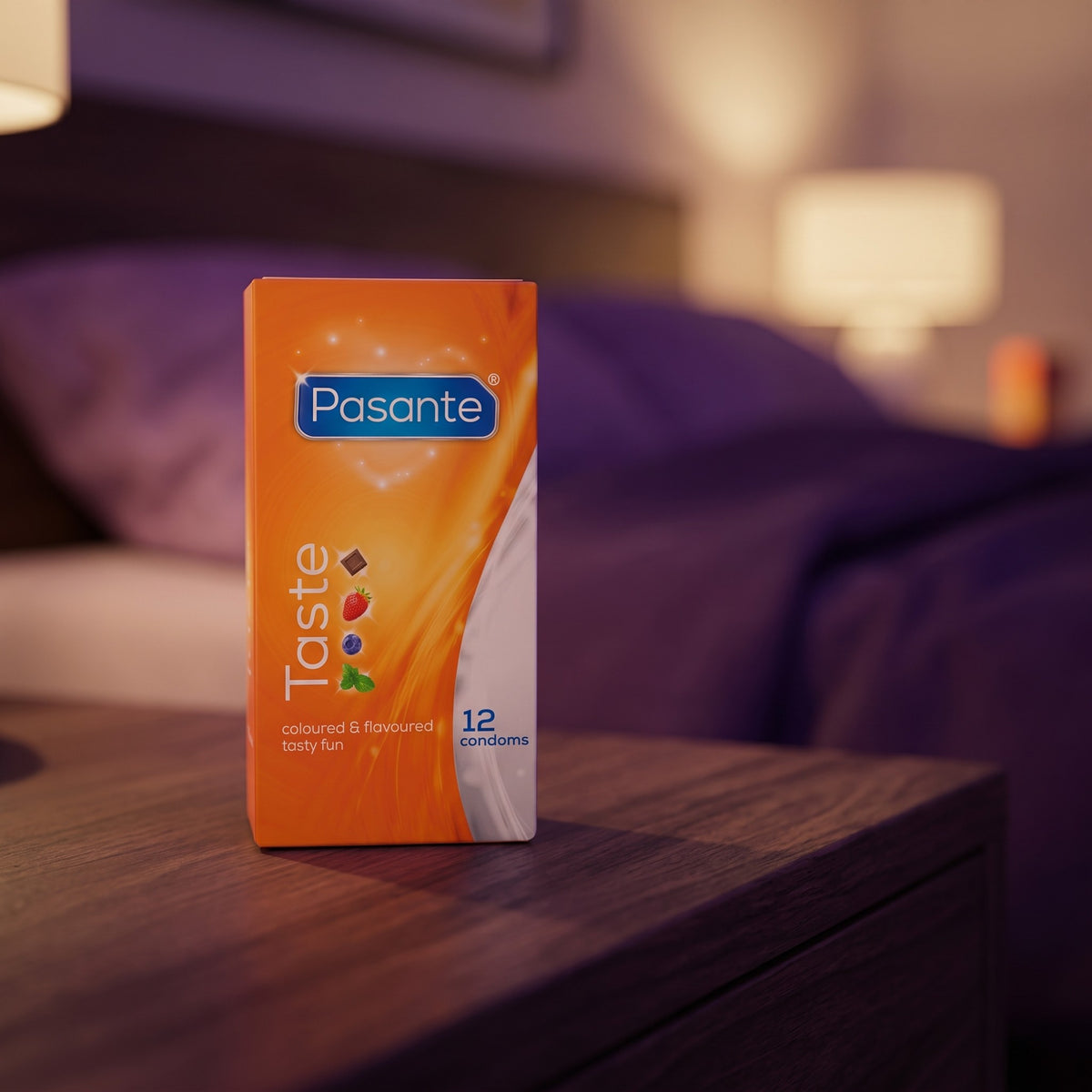 Sfeerbeeld: doosje Pasante Taste condooms op een houten nachtkastje in een slaapkamer